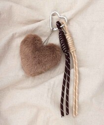 バッグやスマホに“じゃら付け”したい！【3COINS】大人女性におすすめ「激かわキーホルダー」