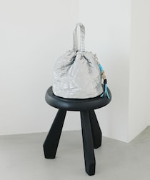 「シルバーは派手」→ そんなことない！【グローバルワーク】40・50代がこなれる「優秀バッグ」