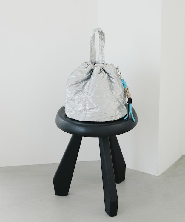 「シルバーは派手」→ そんなことない！【グローバルワーク】40・50代がこなれる「優秀バッグ」