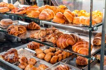 客「落としたから、新しいパンに交換して！」店側の厚意は当たり前？ 図々しい主張に、別の客が『鋭い一言』
