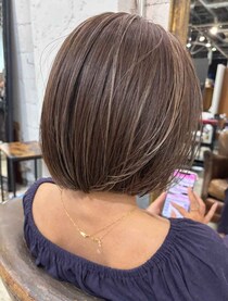 “普通ボブ”より、こっち推奨ーー！【40・50代】白髪ヘアがシャレる♡「ハイライトボブ」