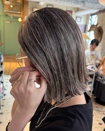 白髪ヘアって、こんなにシャレる！！【40・50代】に推したい「こなれ白髪ぼかし」