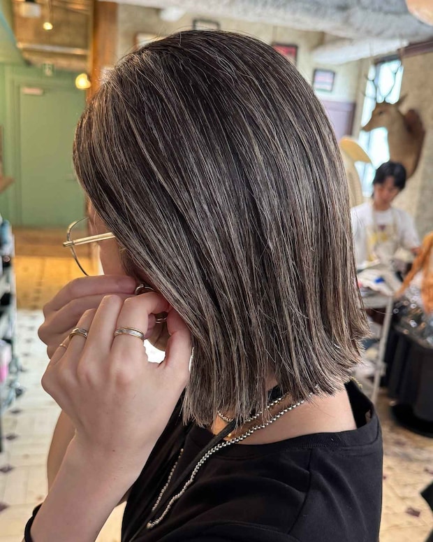 白髪ヘアって、こんなにシャレる！！【40・50代】に推したい「こなれ白髪ぼかし」