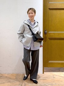 【グローバルワーク】の“グレーパンツ”が使える！ 40・50代が真似したい「最旬コーデ」