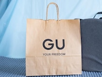 40・50代は【GUメンズ風シャツ】が正解かも！ 大人がシャレる「モノトーンコーデ」