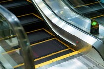 「うわっ、危ない！」エスカレーターで降り口まで来た瞬間 → 前にいた『マダムの行動』にヒヤリ