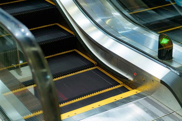 「うわっ、危ない！」エスカレーターで降り口まで来た瞬間 → 前にいた『マダムの行動』にヒヤリ