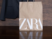 カジュアルすぎない“この色”が使える！【ZARA】40・50代に似合う「ネイビーアイテム」