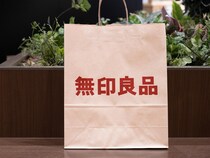 【無印良品のパンツ】はこう穿く！ 40・50代が参考にしたい「サマ見えコーデ」