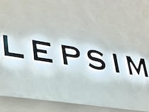 ササッと巻くだけ！【LEPSIM】40・50代が即マネしたい♡「サマ見え腰巻きコーデ」