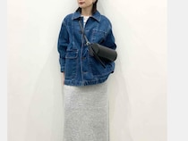 【GUのナロースカート】が40・50代にドンピシャ！ パンツ派も試したい「サマ見えコーデ」