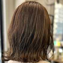 白髪がシャレ見え！？【40・50代】やりすぎ感なくマネしやすい！「細めハイライト」