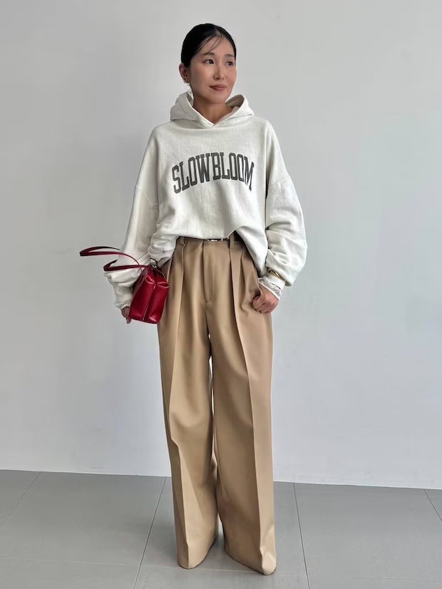 【40・50代】春は“ベージュパンツ”がおすすめ！ 即真似したい♡「サマ見えコーデ」