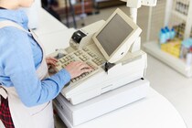 特売が終わった商品に「昨日と同じ値段にしてよ！」困り果てた私を救ってくれたのは『意外な人物』でした