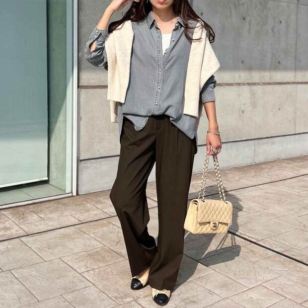 【ユニクロ】の名品「ワイドパンツ」どう穿く？→ 即マネしたい「40・50代向けコーデ」