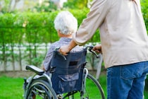 ＜まさか＞車椅子の高齢男性と、エスコートする金髪ピアスの若者。「優しいお孫さんですね」と声をかけたら