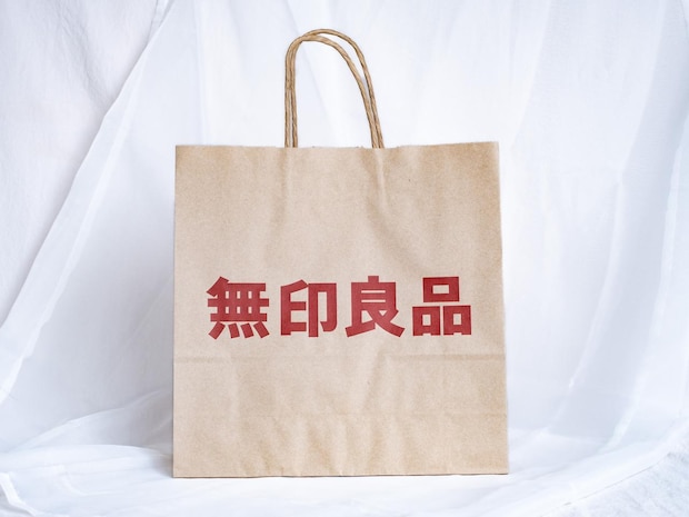 大人の気になる腰まわり → 【無印良品】「万能スカート」なら、穿くだけでスッキリ見え!