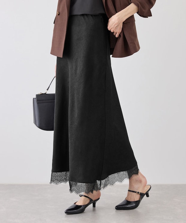 【40・50代】が選びたい！ 春夏あると助かる「大人っぽサテンスカート」