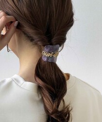 それドコの！？→ 実は【3COINS】です！ まとめ髪がシャレる♡「マーブル柄アクセ」