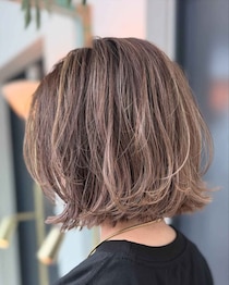 "普通ボブより楽にシャレる♡【40・50代】に激推し♡「白髪ぼかしハイライト × ボブ」