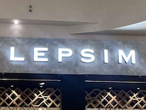 黒なら挑戦できるかも！【LEPSIM】40・50代が試したい「レーストップス」