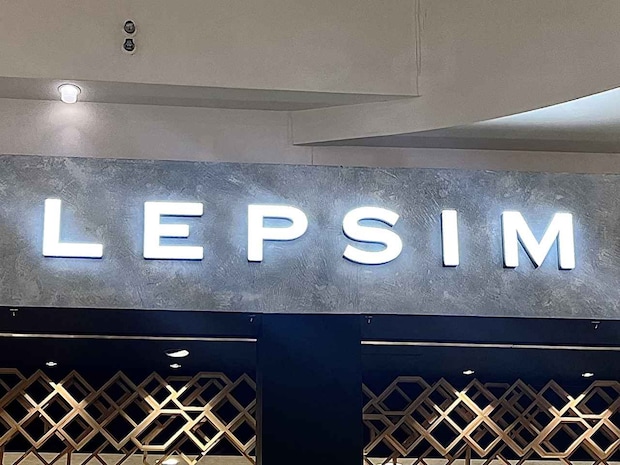 黒なら挑戦できるかも!【LEPSIM】40・50代が試したい「レーストップス」