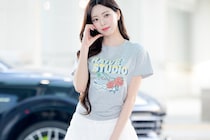 ITZYユナ、Tシャツ×スカートの私服コーデが洗練されすぎていた