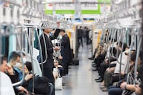 電車の床にガムを吐く客が！「習わなかったの？」小学生の迷いのない行動に「そのまま真っ直ぐ育って」