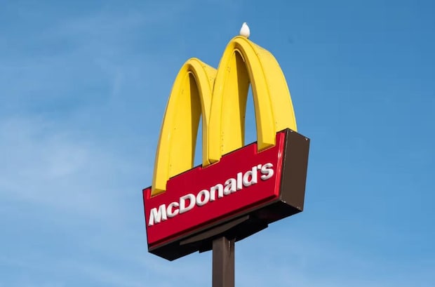 マクドナルドで客に平手打ちされたシンガー“まさかの競合CM出演”にSNS騒然