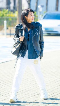 「本当に54歳？」白パンツなのに太って見えない、キム・ヘスの私服がさすが