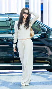TWICEサナ“顔に星シール×ゆる私服”が可愛すぎる