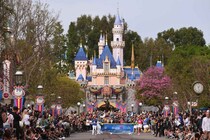 ディズニーが54年続いた“制服文化”を変更へ、新ルール導入