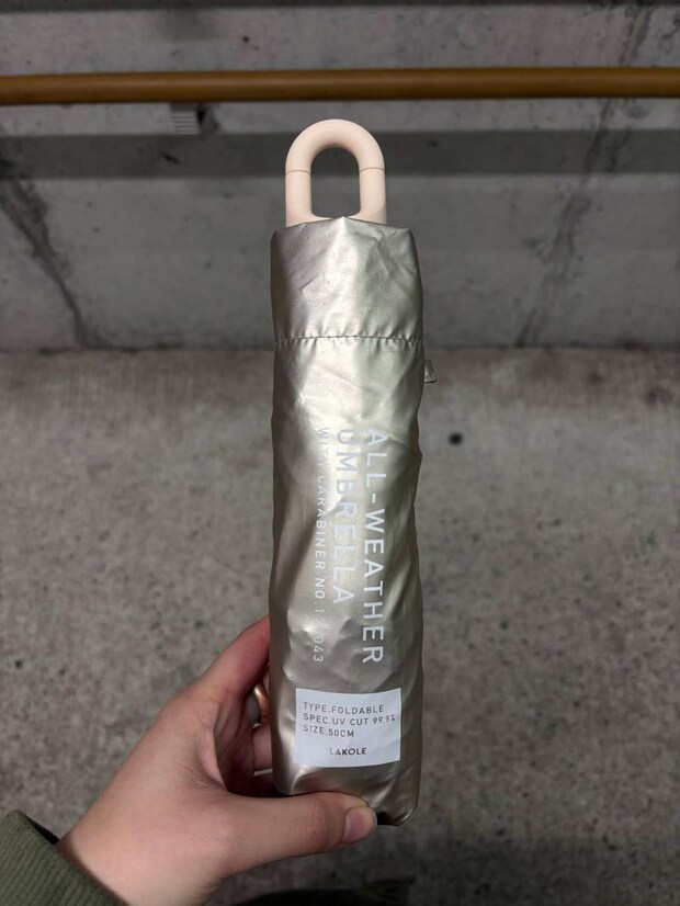 急な雨で買った【LAKOLEの傘】が優秀!「軽くておしゃれ」「カラビナ付きでバッグにかけられる」