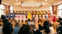 発表会で、わが子の出番中に喋り続ける【迷惑な保護者】「あ、すみませーん（笑）」まさかの救世主が！