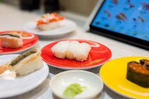 「早い者勝ちでしょ？」回転寿司で注文品を横取りされた！ フリーズする子どもの前で、店員が「お客様」