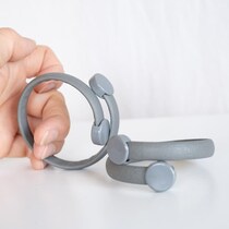 「店舗でも品薄状態だった、、」【ダイソー】の「らくらくアームバンド」意外な使い方とは？
