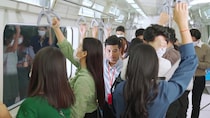 満員電車で椅子とりゲーム！？ 人を突き飛ばしてでも座りたい“トンデモ客”。高齢者を転倒させ、車内騒然