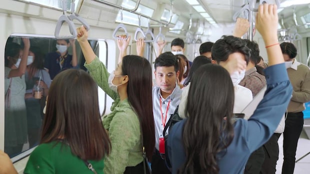 満員電車で椅子とりゲーム！？ 人を突き飛ばしてでも座りたい“トンデモ客”。高齢者を転倒させ、車内騒然