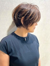 「夏なのに、髪の毛重たい、、」→【40・50代】一気にシャレ見え！「抜け感ショートボブ」