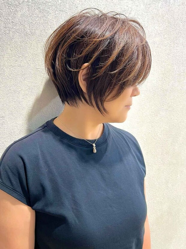 「夏なのに、髪の毛重たい、、」→【40・50代】一気にシャレ見え!「抜け感ショートボブ」