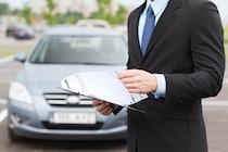 「ここで車を買おうかな」から一転。高級車の客へ走った営業マンの『露骨な塩対応』に「ガッカリ」