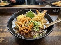 駅の立ち食いそば屋で、店員が「思わず感動」40代スーツ男性の『気品あふれる行動』に目を奪われた