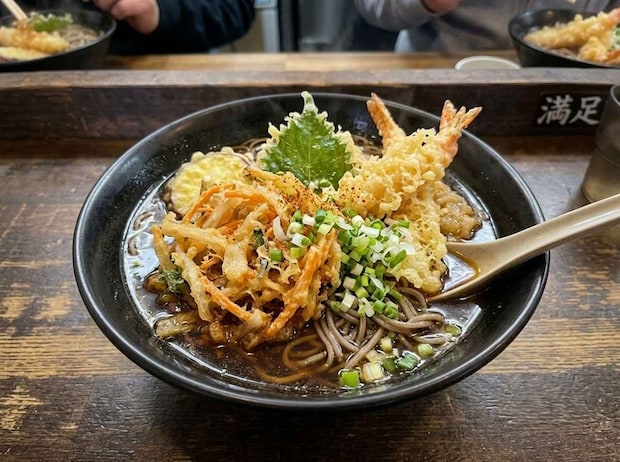 駅の立ち食いそば屋で、店員が「思わず感動」40代スーツ男性の『気品あふれる行動』に目を奪われた