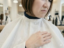 美容室で「い、息ができない」首に巻かれたタオルが“激臭”だった！ 耐えられず、意を決して伝えたら