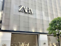 夏こそ「この色」で大人っぽく♡【ZARA】1枚あると助かる「黒ワンピ」