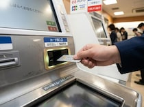 ATMでカードが全滅！？「他の銀行のカードも使えない」絶望する私に、銀行員が教えてくれた『裏ワザ』