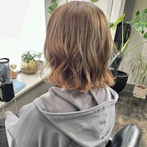 「また同じ髪型、、」→ 動きと軽さプラスで旬髪に！【40・50代】が似合う「抜け感ヘア」