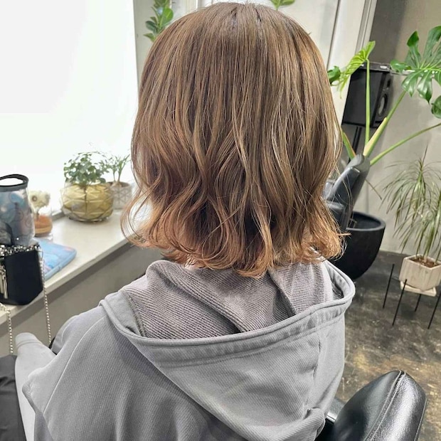 「また同じ髪型、、」→ 動きと軽さプラスで旬髪に！【40・50代】が似合う「抜け感ヘア」