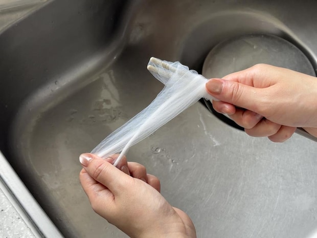 目からウロコ！ 家事がラクになる「水切りネット」の“意外な使い道”とは？