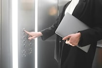 乗せまいと「閉まる」ボタンを連打！？ エレベーターを私物化する60代住人が突然消えたワケ